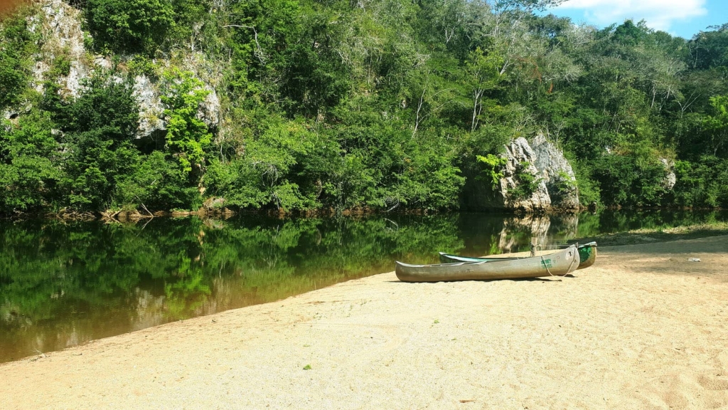 belize weather travel guide canoeing macal river sunny day
